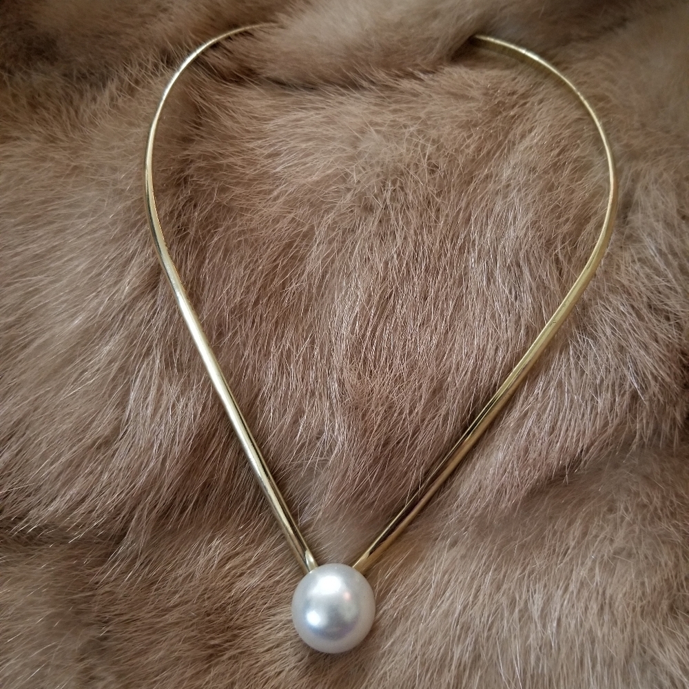 Classy gold dew choker